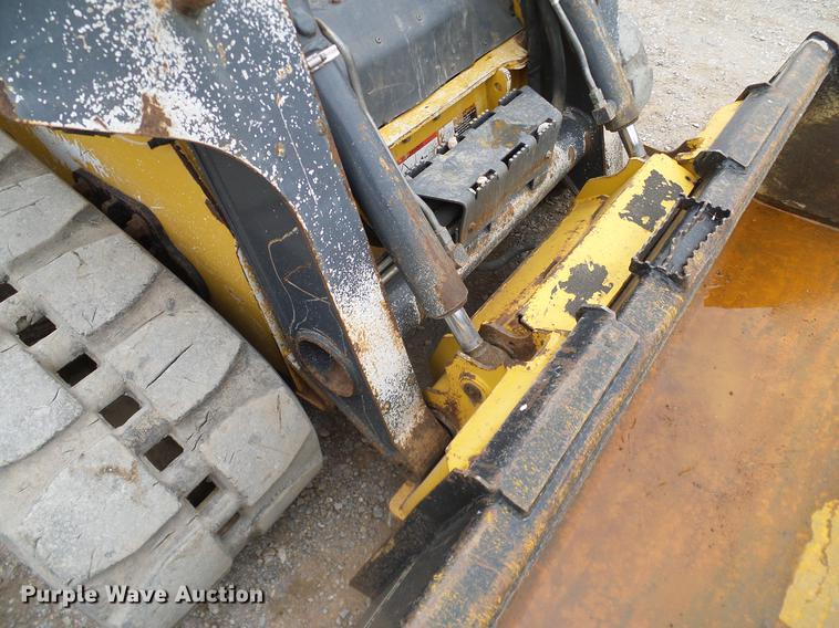 image for item DD1485 2010 John Deere 323D skid steer