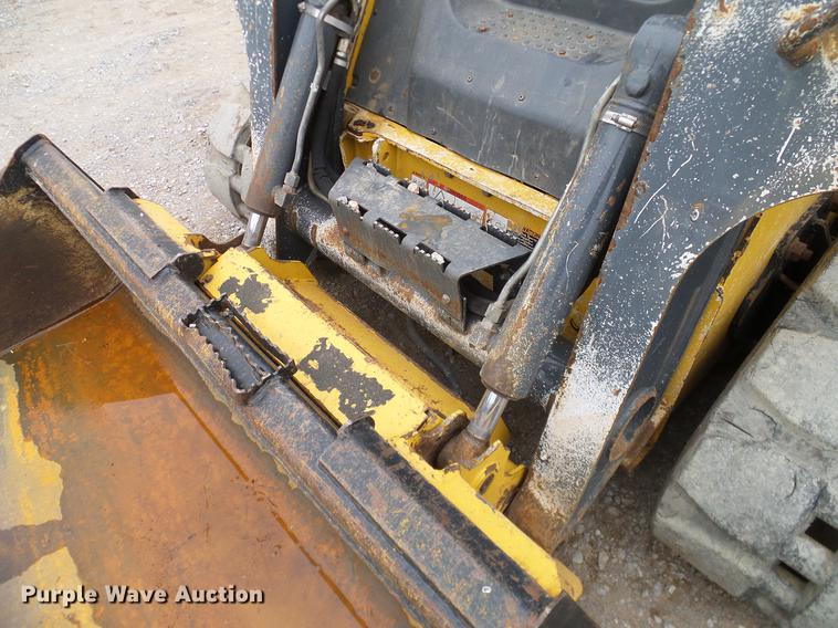 image for item DD1485 2010 John Deere 323D skid steer