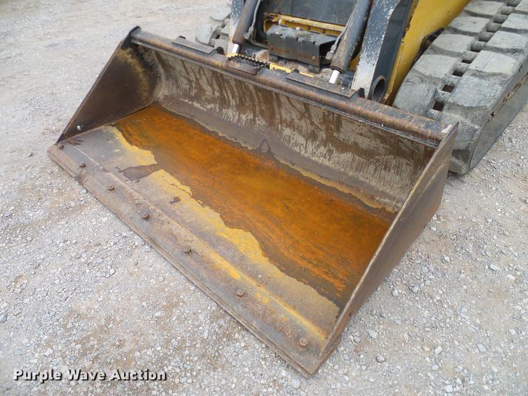 image for item DD1485 2010 John Deere 323D skid steer