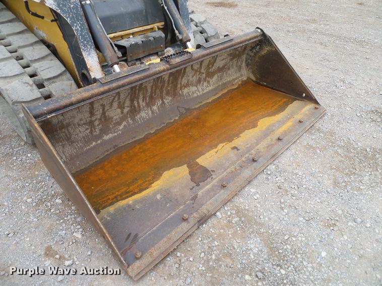 image for item DD1485 2010 John Deere 323D skid steer