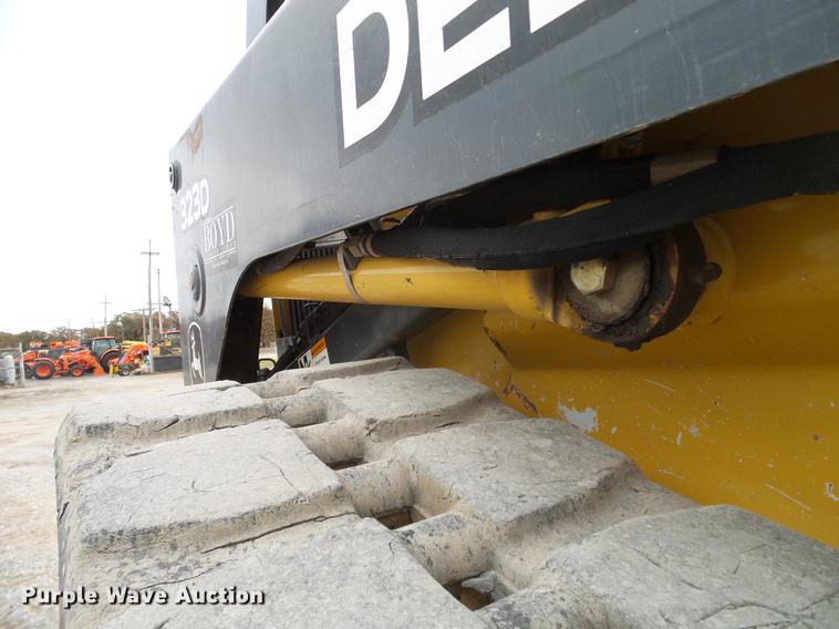 image for item DD1485 2010 John Deere 323D skid steer
