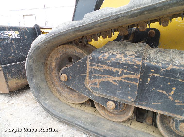image for item DD1485 2010 John Deere 323D skid steer