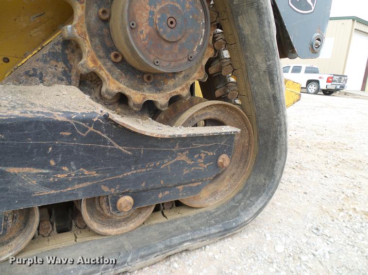 image for item DD1485 2010 John Deere 323D skid steer