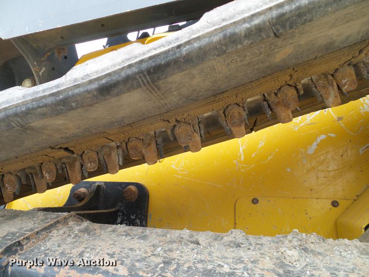 image for item DD1485 2010 John Deere 323D skid steer