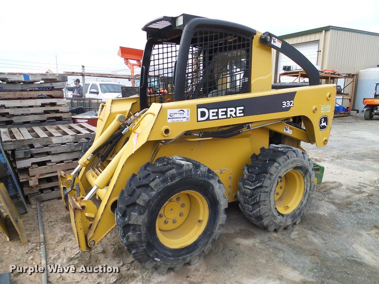 image for item DD1486 2006 John Deere 332 skid steer