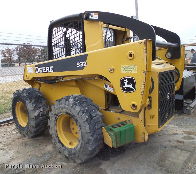 image for item DD1486 2006 John Deere 332 skid steer
