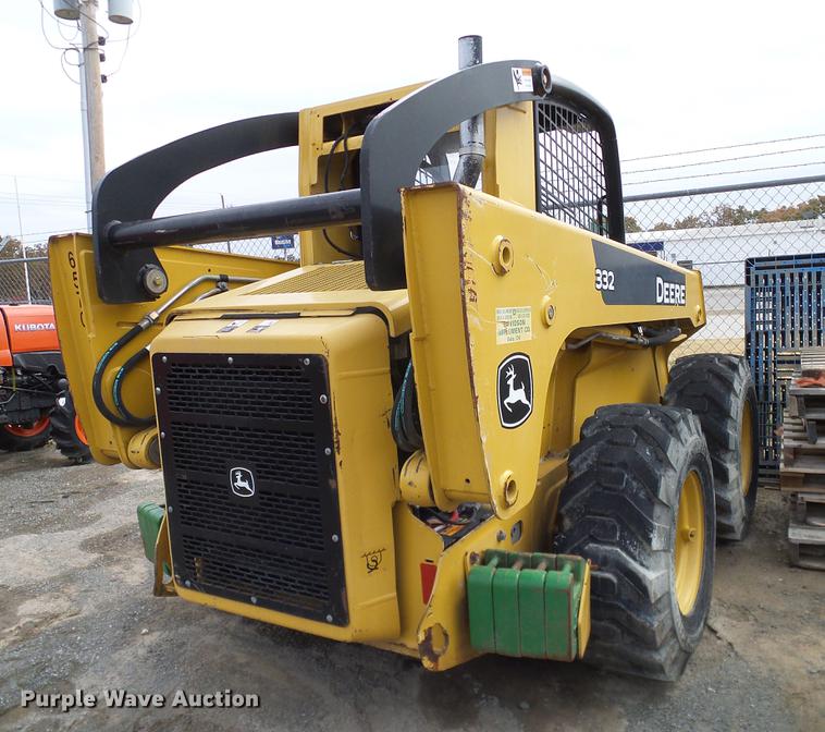 image for item DD1486 2006 John Deere 332 skid steer