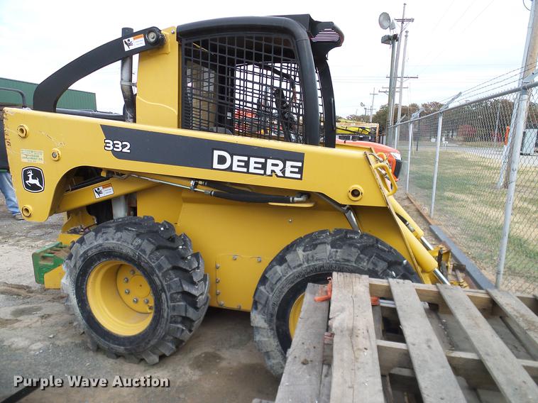 image for item DD1486 2006 John Deere 332 skid steer