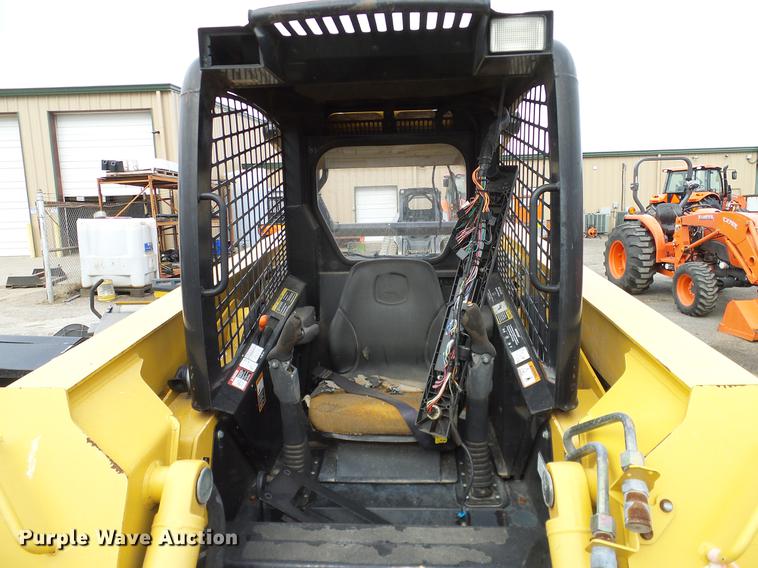 image for item DD1486 2006 John Deere 332 skid steer