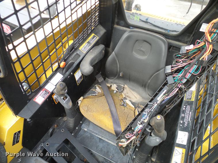 image for item DD1486 2006 John Deere 332 skid steer