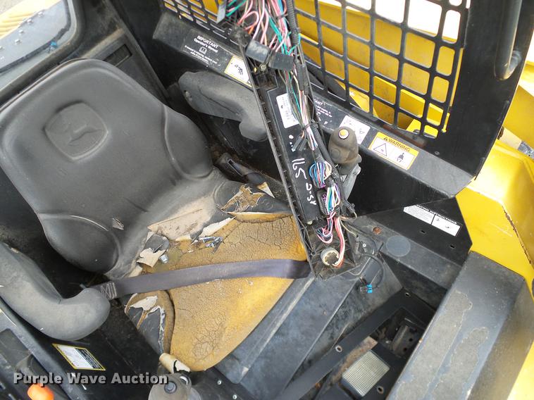image for item DD1486 2006 John Deere 332 skid steer