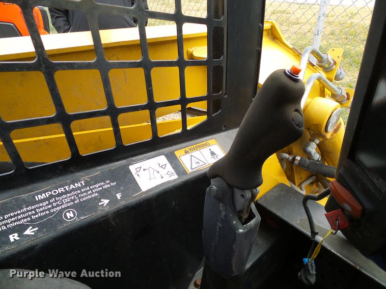 image for item DD1486 2006 John Deere 332 skid steer