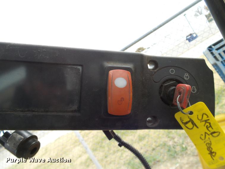 image for item DD1486 2006 John Deere 332 skid steer