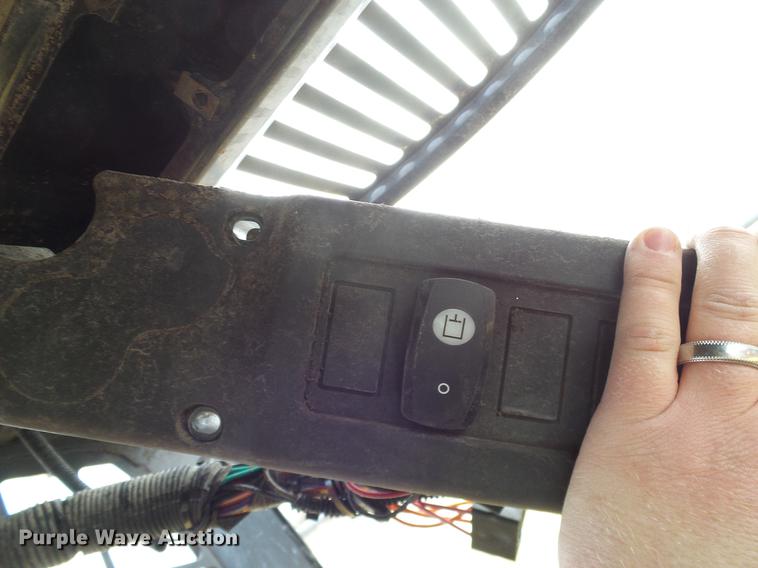 image for item DD1486 2006 John Deere 332 skid steer