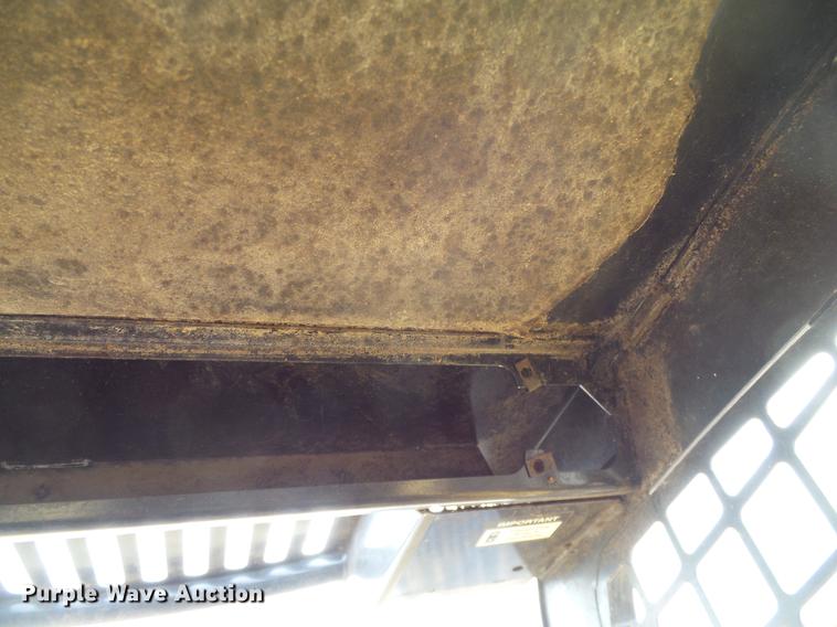 image for item DD1486 2006 John Deere 332 skid steer