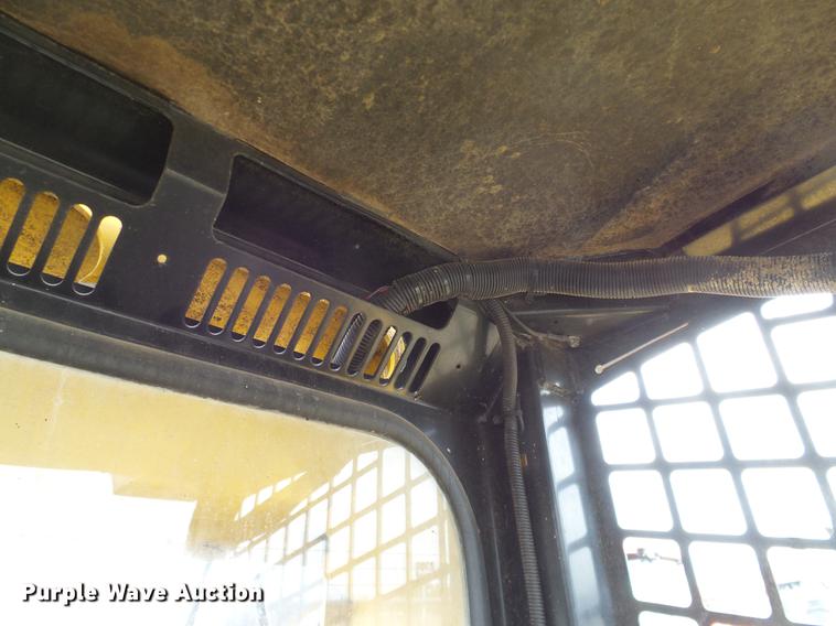 image for item DD1486 2006 John Deere 332 skid steer