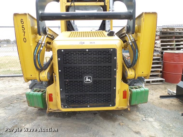 image for item DD1486 2006 John Deere 332 skid steer