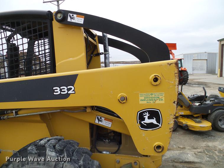 image for item DD1486 2006 John Deere 332 skid steer