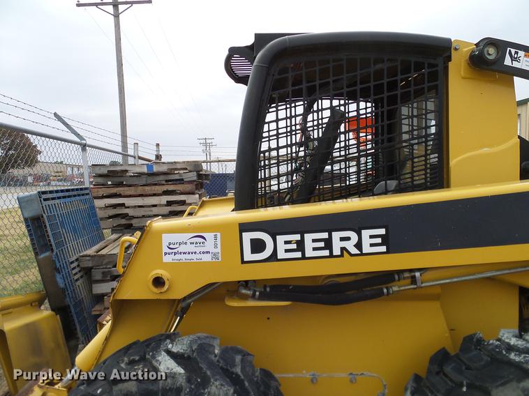image for item DD1486 2006 John Deere 332 skid steer