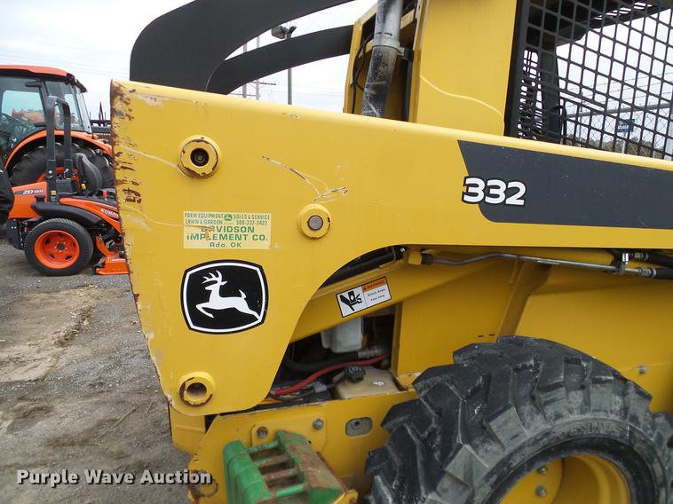 image for item DD1486 2006 John Deere 332 skid steer