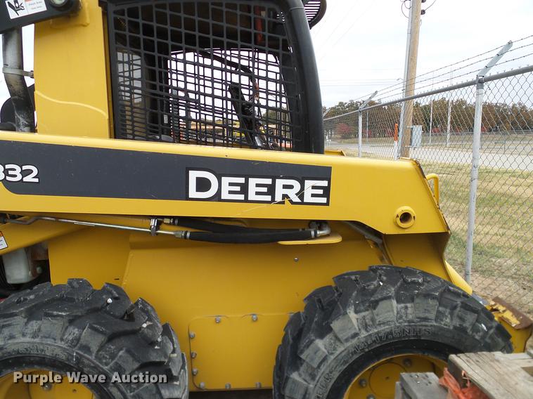 image for item DD1486 2006 John Deere 332 skid steer