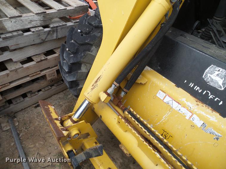 image for item DD1486 2006 John Deere 332 skid steer