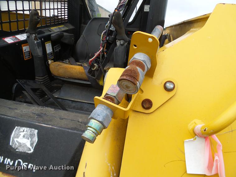 image for item DD1486 2006 John Deere 332 skid steer