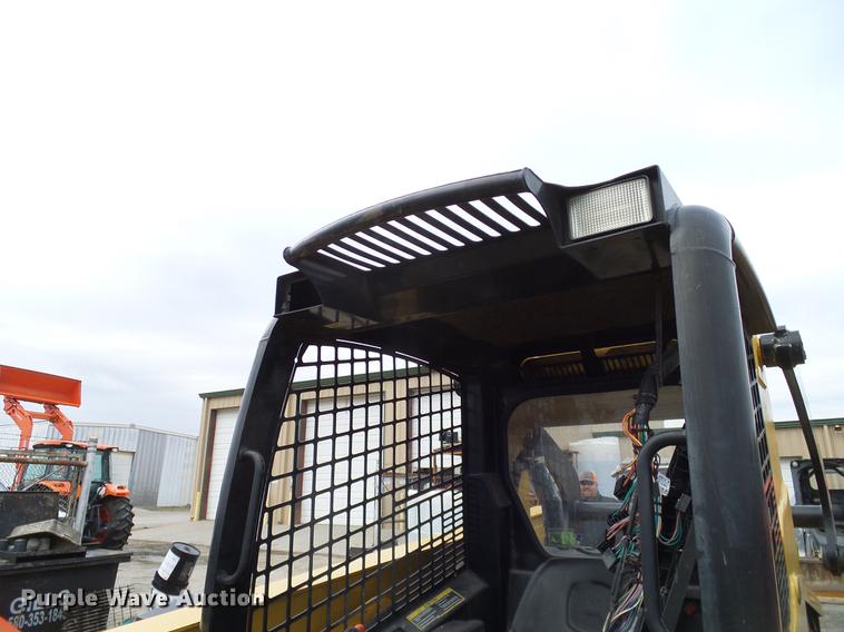 image for item DD1486 2006 John Deere 332 skid steer