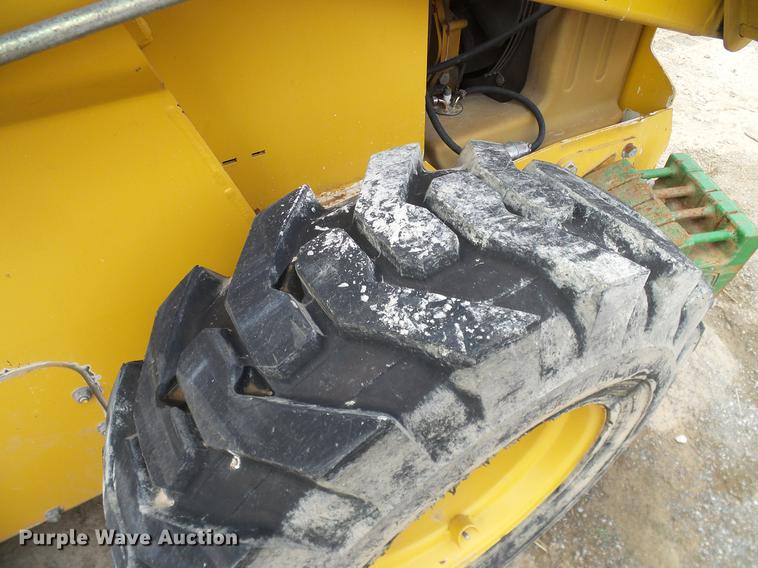 image for item DD1486 2006 John Deere 332 skid steer