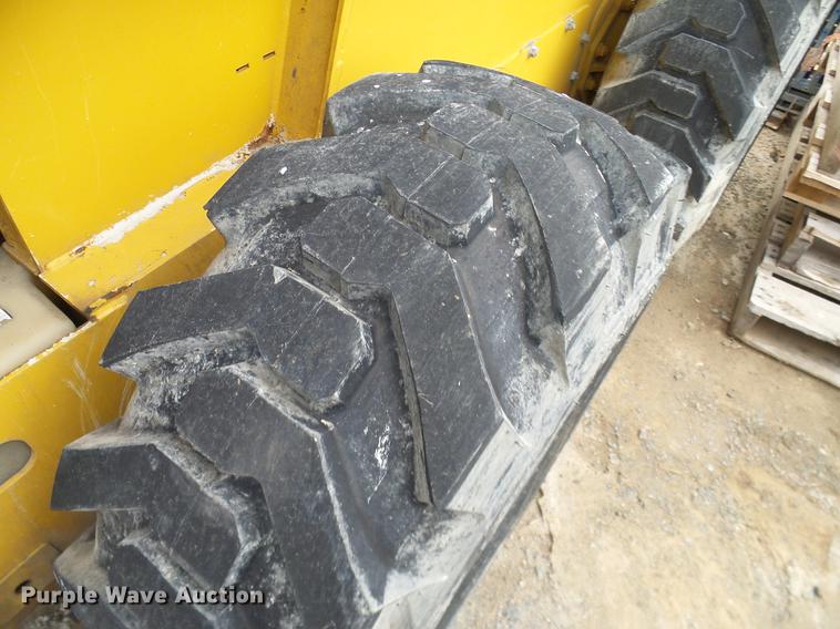 image for item DD1486 2006 John Deere 332 skid steer