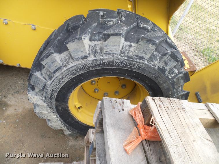 image for item DD1486 2006 John Deere 332 skid steer