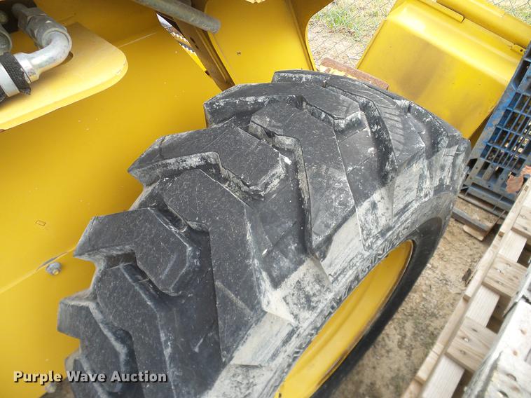 image for item DD1486 2006 John Deere 332 skid steer