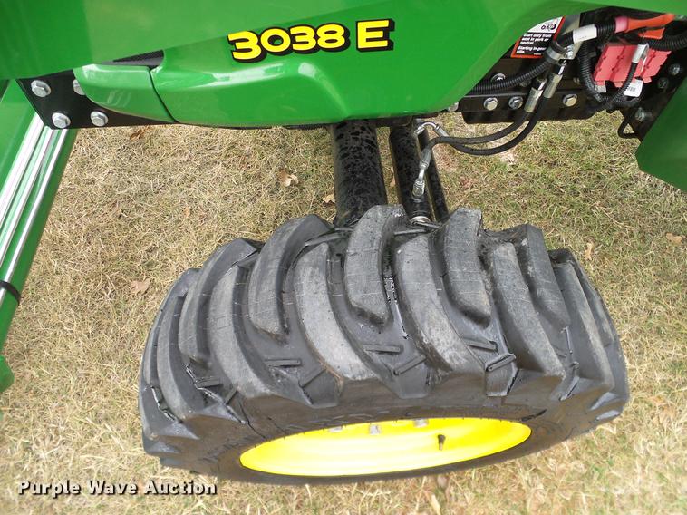 image for item DD1491 2016 John Deere 3038E MFWD tractor