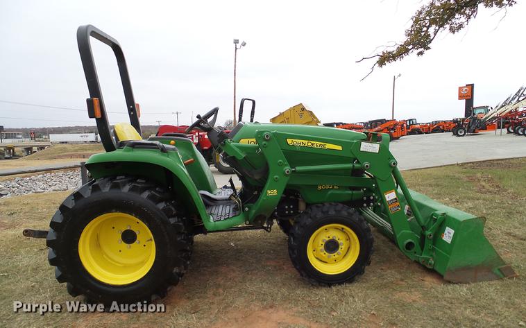 image for item DD1496 2012 John Deere 3032E MFWD tractor