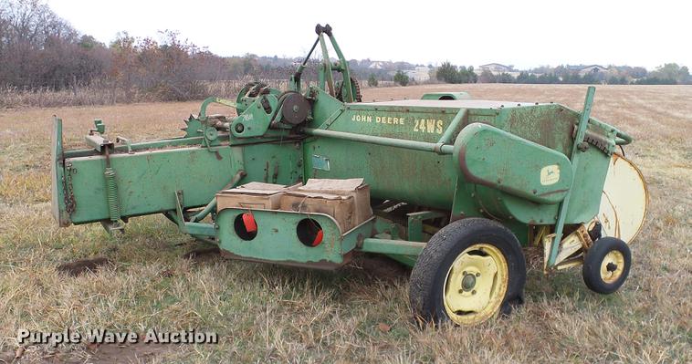 image for item AO9355 John Deere 224WS square baler