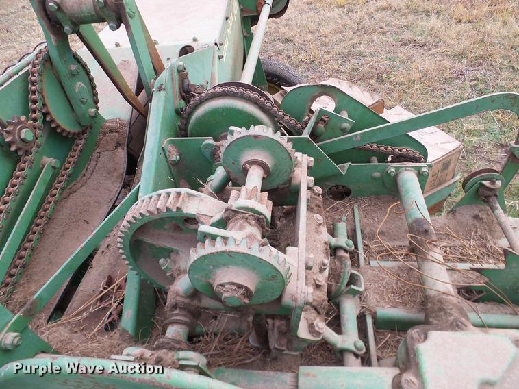 image for item AO9355 John Deere 224WS square baler
