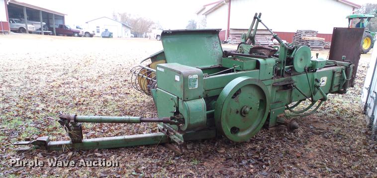 image for item AO9368 John Deere 224WS square baler