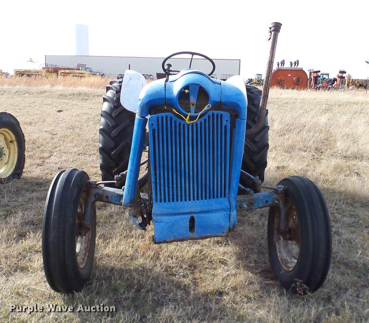 image for item AZ9374 1962 Ford 2000 tractor