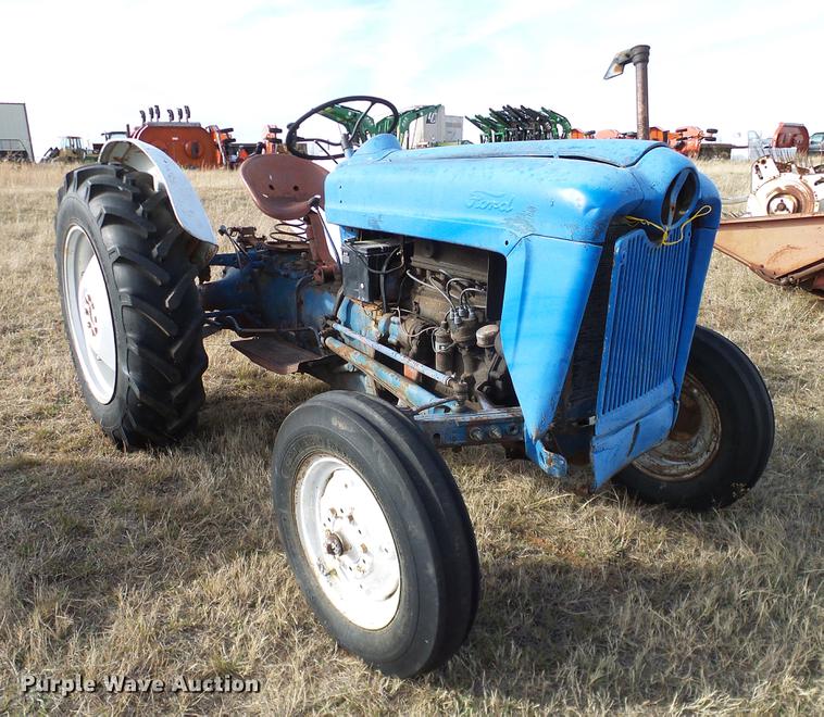 image for item AZ9374 1962 Ford 2000 tractor