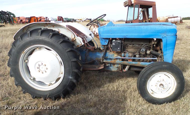 image for item AZ9374 1962 Ford 2000 tractor