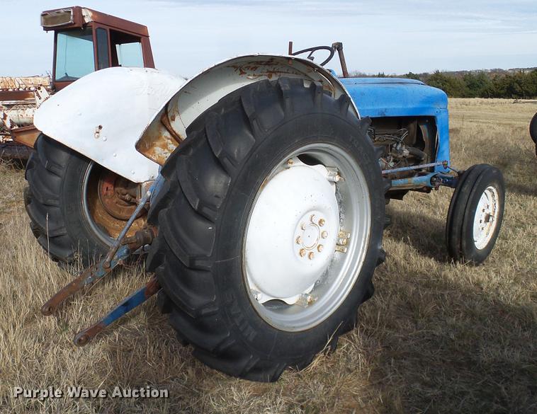 image for item AZ9374 1962 Ford 2000 tractor