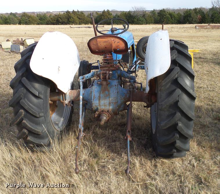 image for item AZ9374 1962 Ford 2000 tractor