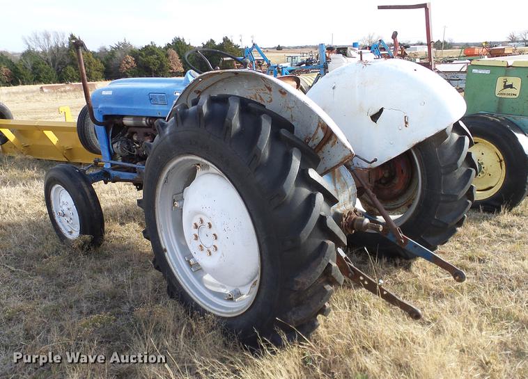 image for item AZ9374 1962 Ford 2000 tractor