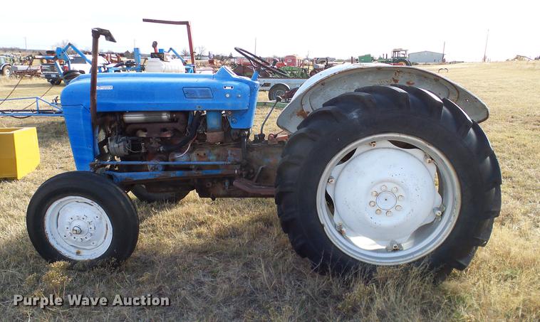 image for item AZ9374 1962 Ford 2000 tractor