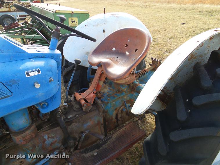 image for item AZ9374 1962 Ford 2000 tractor