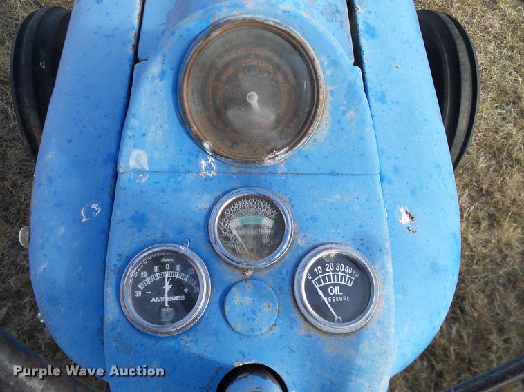 image for item AZ9374 1962 Ford 2000 tractor