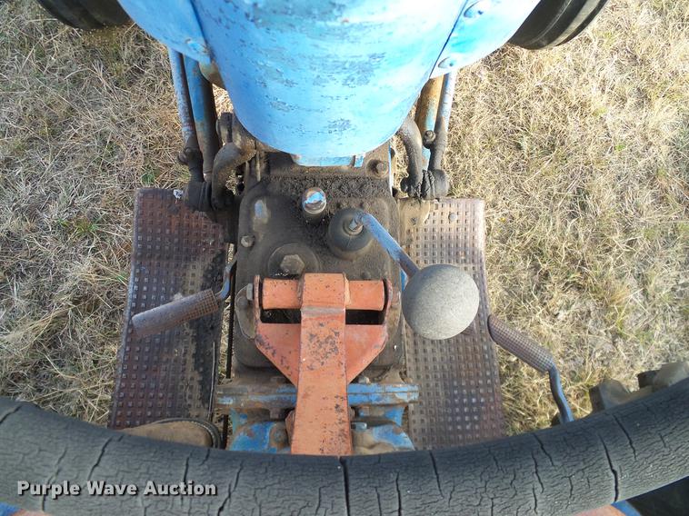 image for item AZ9374 1962 Ford 2000 tractor