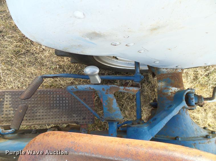 image for item AZ9374 1962 Ford 2000 tractor