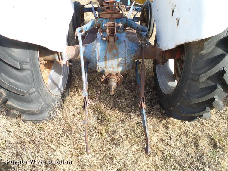 image for item AZ9374 1962 Ford 2000 tractor