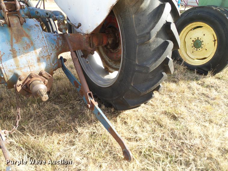 image for item AZ9374 1962 Ford 2000 tractor